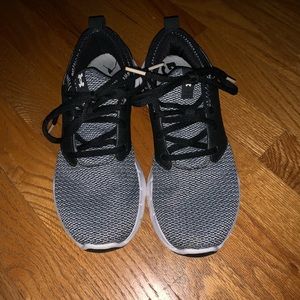 Women’s tennis shoes under armor size 6.5